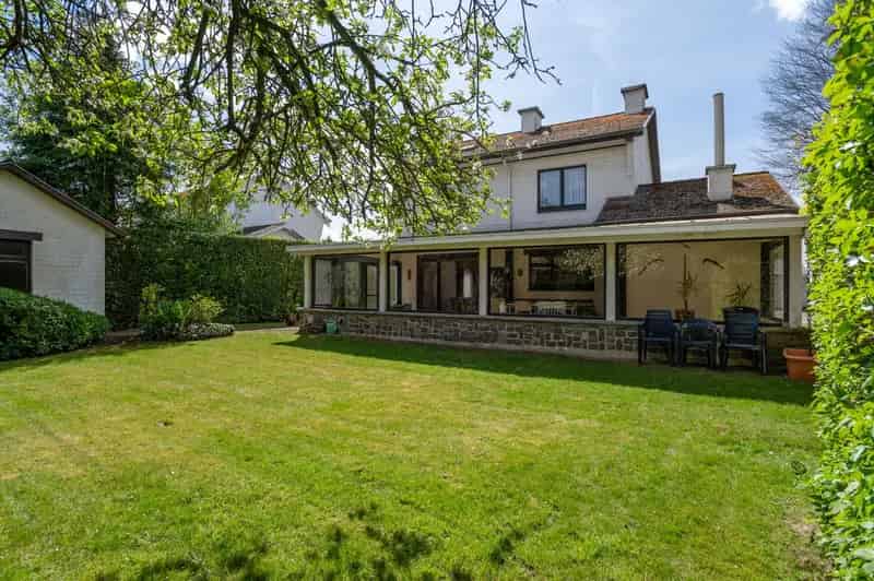 Prachtige open bebouwing met 3 kamers, garage en tuin!