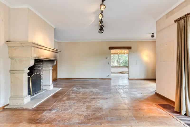 Ruime gezinswoning met 5 slaapkamers, praktijkruimte en dubbele garage in Kessel-Lo – EPC 337 kWh/m² – bewoonbare oppervlakte ca. 301 m²