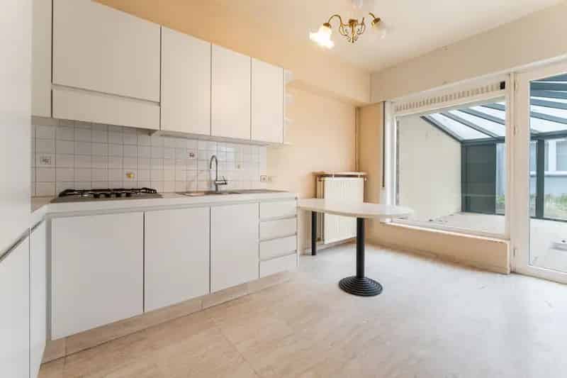Centraal gelegen woning met 4 slpk , 2 garages en stadstuin