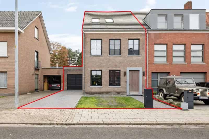 Gerenoveerde gezinswoning met 3 slaapkamers, garage en tuin
