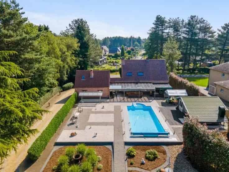 Villa Te Koop 5 Slaapkamers Zwembad 2450m²