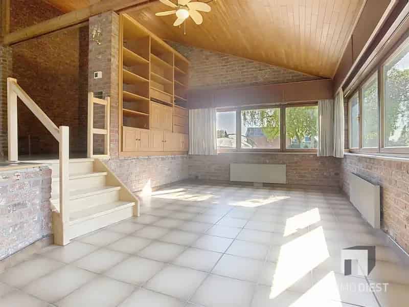 Op te frissen splitlevelwoning met karakter, ruimte en een prachtige tuin op toplocatie!