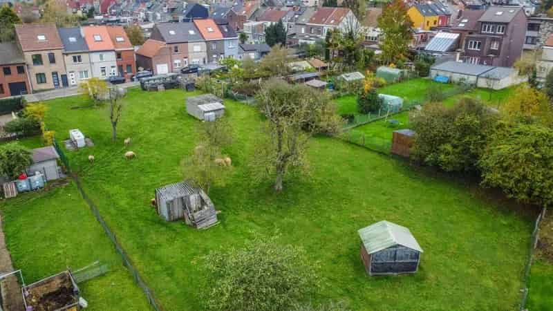 ZUIDgerichte bouwgrond voor 3-gevel villa van 8a80ca!