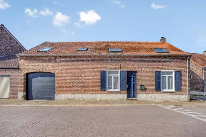 Prachtige, gerenoveerde hoevewoning op 4a9ca, voorzien van 4 slaapkamers, inpandige garage en omheinde tuin op een toplocatie in Kessenich.