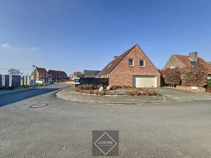 Rustig gelegen villa te “Sente” (Kuurne) met 3 à 4 slpks én ruime garage op 565 m². Op een hoekligging, in een kindvriendelijke doodlopende straat !