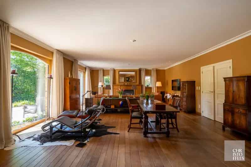 Zuiderse villa met zwembad in een rustige straat, op een perceel van 16a93ca!