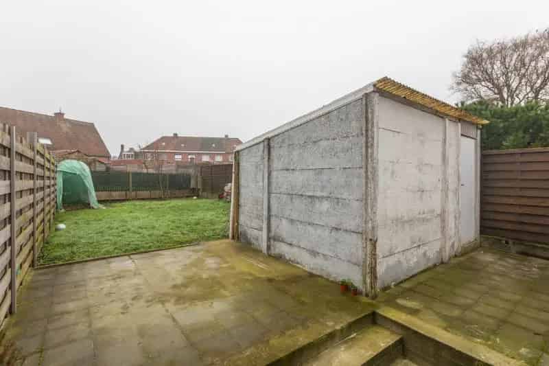 Halfopen woning met 4 slaapkamers en tuin (energielabel D), zij-uitweg voor fietsen...