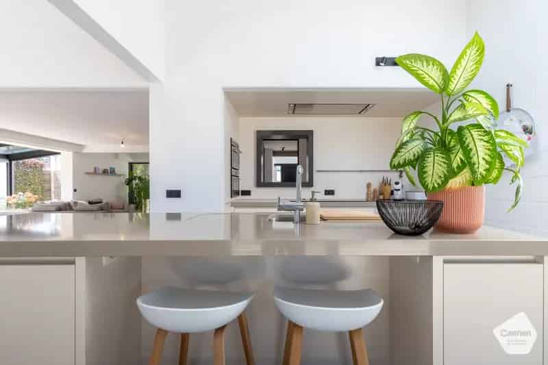 VRIJSTAANDE VILLA met PRAKTIJKRUIMTE, 3 slaapkamers en ONDERHOUDSVRIENDELIJKE TUIN.