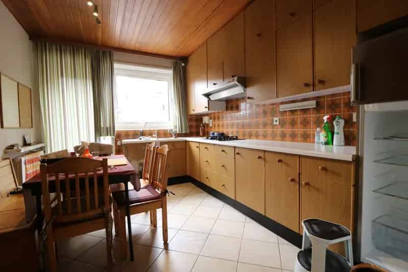 Zeer ruime woning met 5 slaapkamers, garages (8 wagens) en werkplaats.