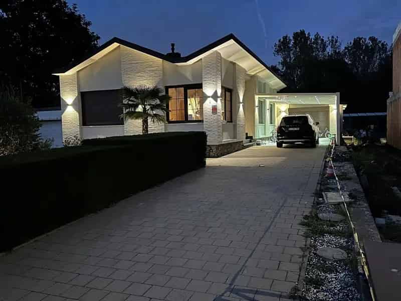 !!! VERKOCHT ONDER VOORWAARDEN !!! Charmante villa met 4 slaapkamers, mooie tuin en zwembad