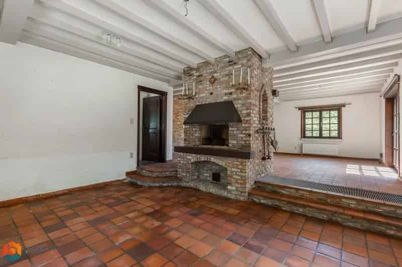 Landelijke Villa gelegen in groene omgeving met veel potentieel
