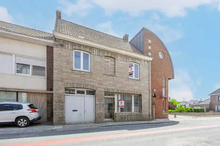 Te renoveren woning Wielsbeke met garage en tuin