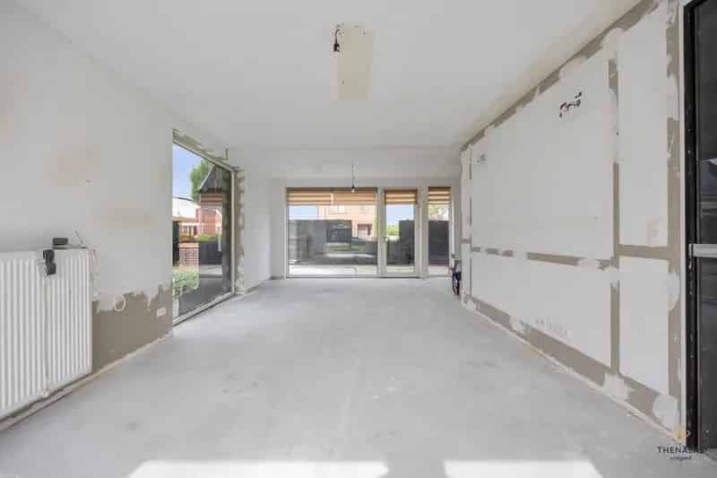 Moderne half‑open bebouwing met 3 slaapkamers op een rustige ligging.