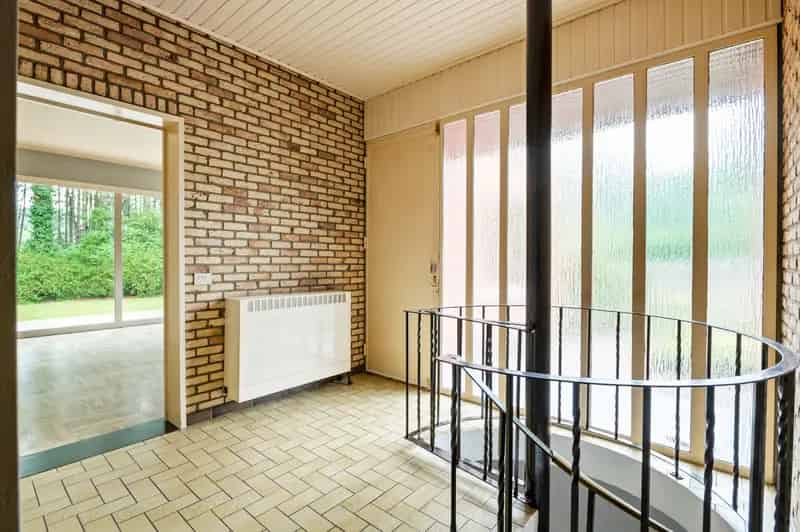 Huis te huur: Gelijkvloerse villa met 3 slaapkamers en 2 garages