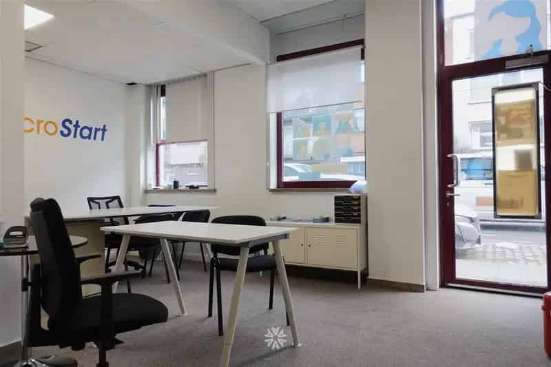 Kantoor-handelsruimte met veel passage te huur in Gent