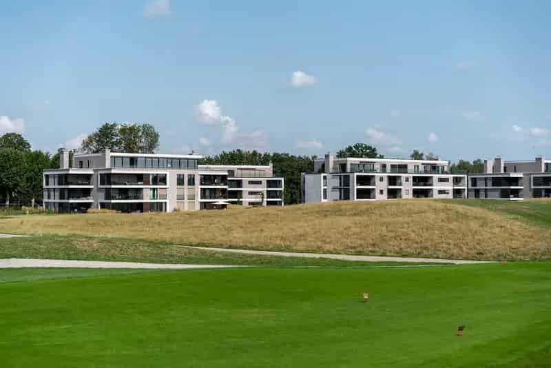 Vlak naast de Golf club !