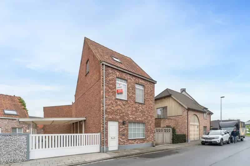 Ontdek deze op-en-top LANDELIJK ingerichte gezinswoning!
De woning werd professioneel afgewerkt met duurzame materialen en is zeer praktisch ingedeeld. 

De indeling van de woning is als volgt:
Op het gelijkvloers:
- Inkomhal
- Leefruimte
- Geïnstalleerde