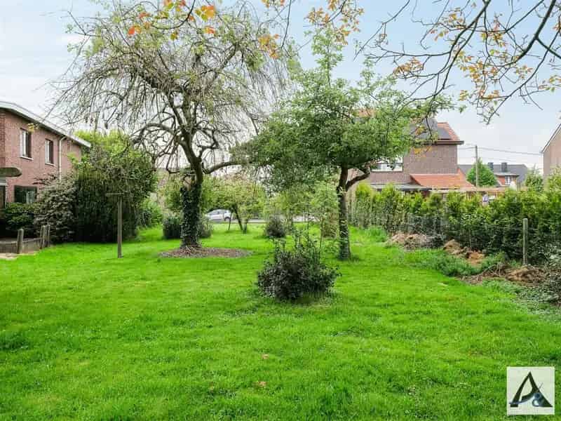 Breed perceel voor open bebouwing op rustige locatie