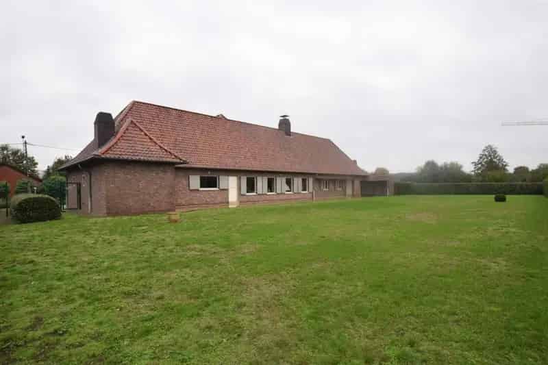Ruime, stijlvolle villa op 21 are, vlot bereikbaar E17 (Kortrijk - Gent)