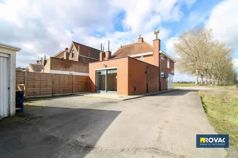 Handelspand met woonst met 3 kamers en garage