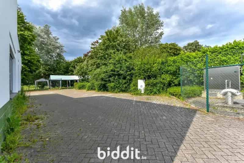 GERENOVEERD KANTOORGEBOUW