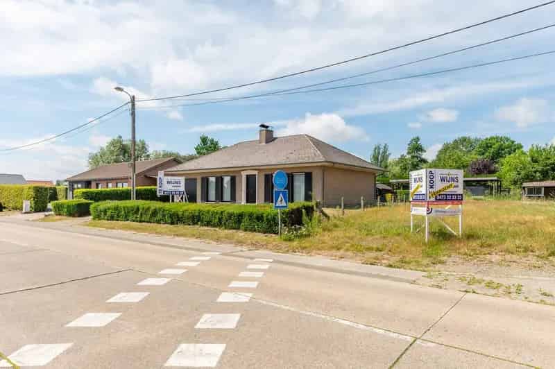 Open bebouwing, 3 slaapkamers, garage, tuin.