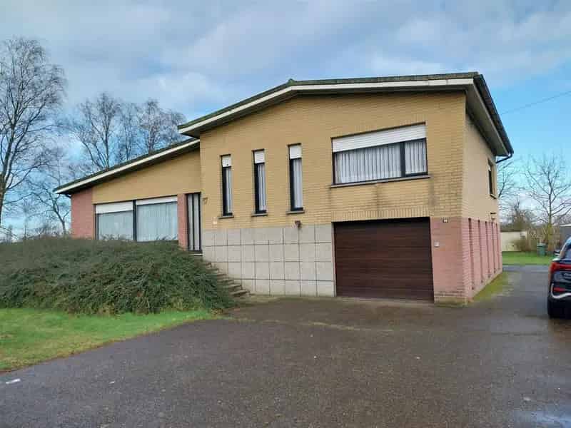 Ruime woning te renoveren nabij centrum 3 slaapkamers grote tuin