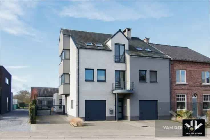 Tweewoonst met Paardenstallen te Koop in Hoelbeek