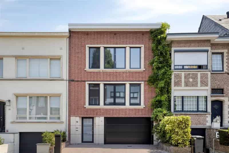 Huis te huur Wilrijk: 3 slaapkamers, 2 badkamers, tuin, lift, garage