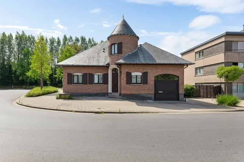 Karaktervolle open bebouwing met torenkamer in hartje Temse!