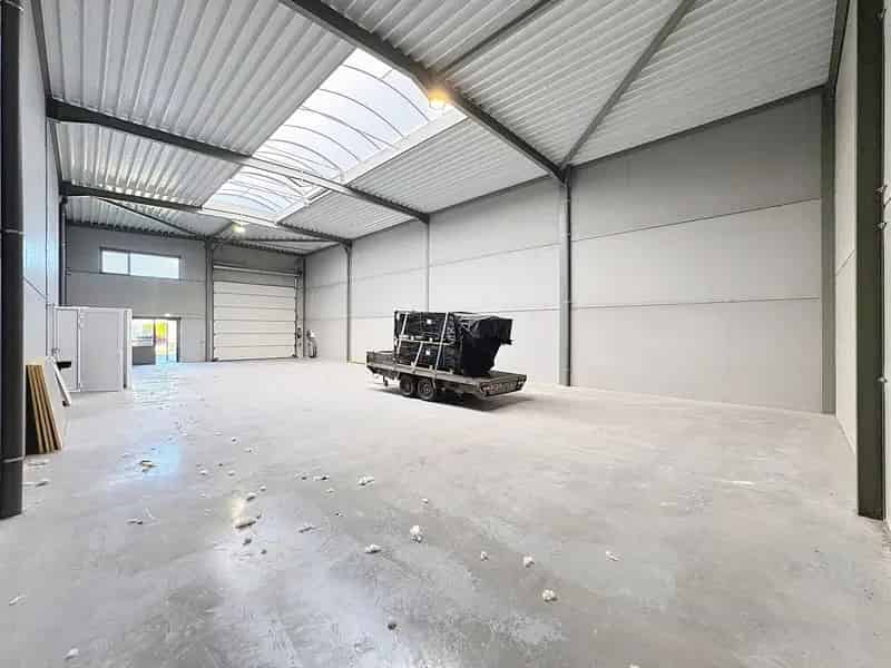 NB MAGAZIJN (264m²) met automatische sectionaalpoort, toilet en 2 voorbehouden parkeerplaatsen voor de deur te Beernem/Wingene.