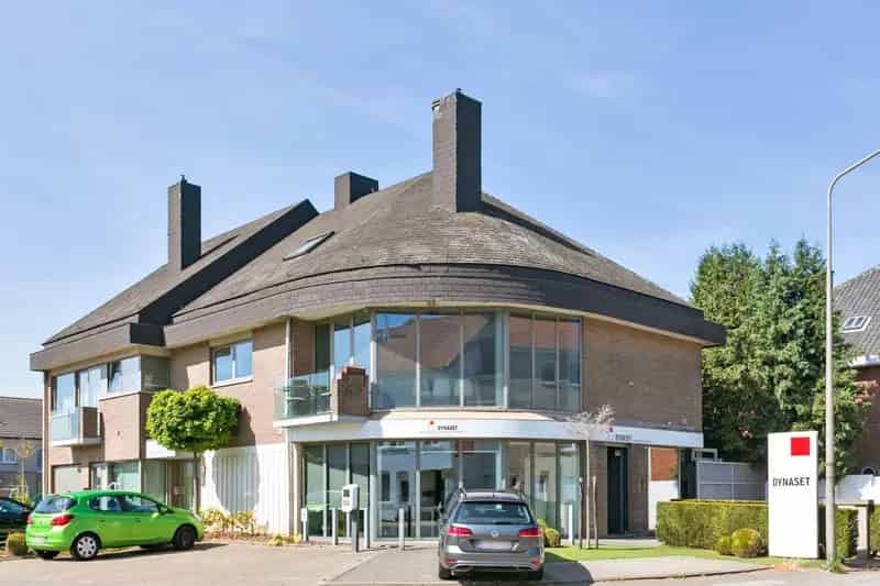 Instapklaar en lichtrijk kantoor, vrij beroep of dienstensector met garage, tuin en parkings.