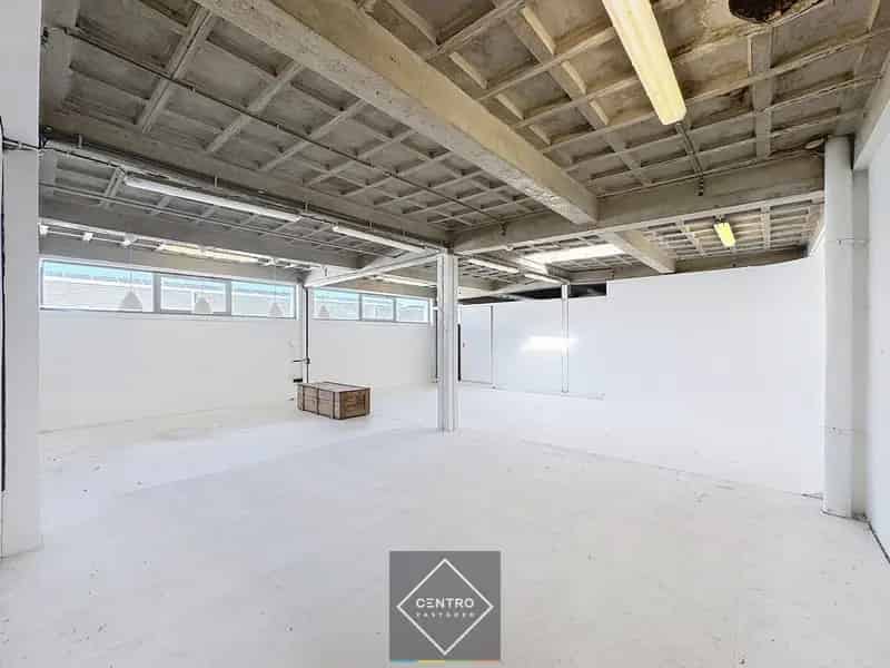 Instapklare POLYVALENTE RUIMTE (magazijn, atelier, kantoor, toonzaal) op EERSTE VERDIEPING op een boogscheut van Brugge (Centrum).