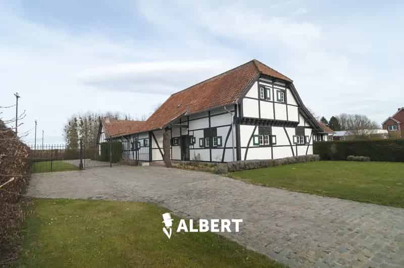 Bent u op zoek naar een prachtige landelijke woning in Kortessem? Zoek niet verder! 
Deze unieke, charmante woning op een perceel van 4795 m² en een bewoonbare oppervlake van 246 m² heeft volgende indeling :

Kruipkelder

Gelijkvloers : 
      Inkomhal me
