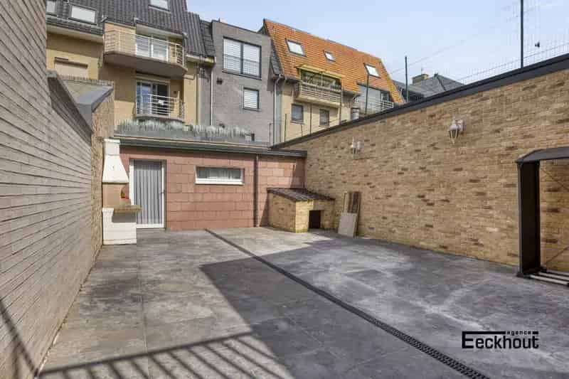Ruime rijwoning met garage en zonnige koer op een boogscheut van het strand