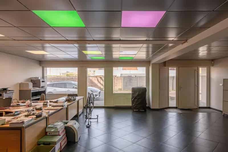 Woning met multifunctioneel gelijkvloers en magazijn/garage  op een perceel van 536m². 
 Gelegen in het centrum van Meer ligt dit multifunctionele pand. Uw bezoek meer dan waard. 

Indeling: 
Gelijkvloers: 
Commerciële ruimte: - Kantoor-/ Winkel-/ multifu