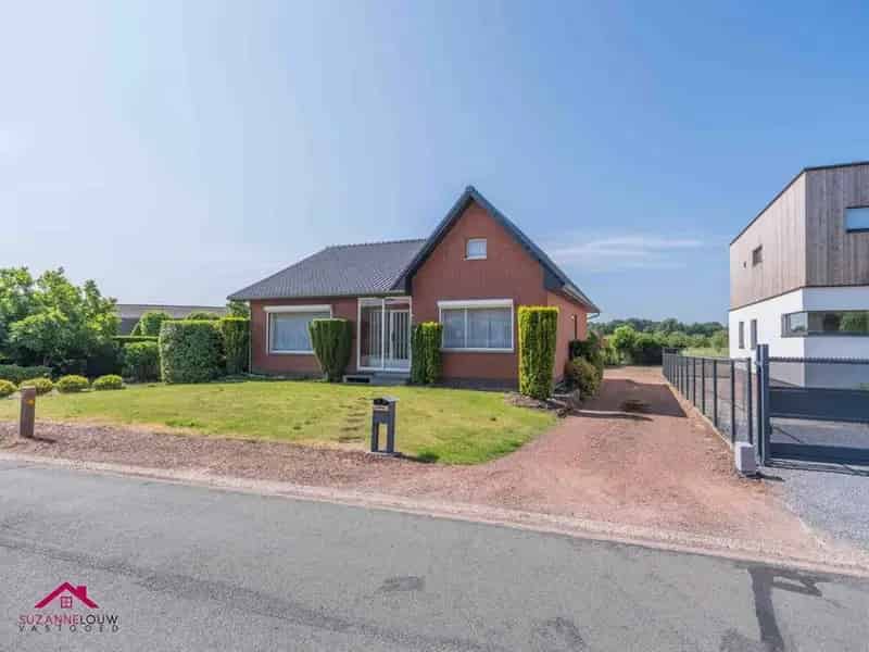 Vrijstaande, op te frissen woning