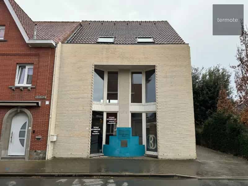 Huis te koop Desselgem: Opbrengsteigendom met handelsruimte en appartementen