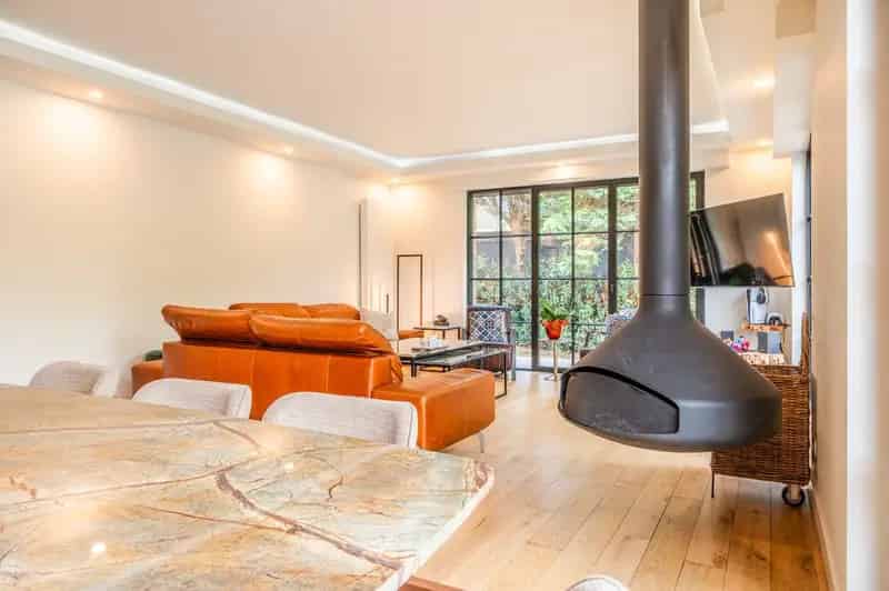 Gelijkvloerse villa met zwembad te koop in Zwijndrecht!