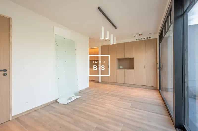 Prachtig afgewerkte hoekwoning, zeer rustig gelegen nabij het centrum