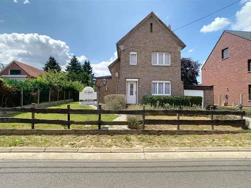 Op te frissen woning, 4 slpks, tuin, garage, 10 are