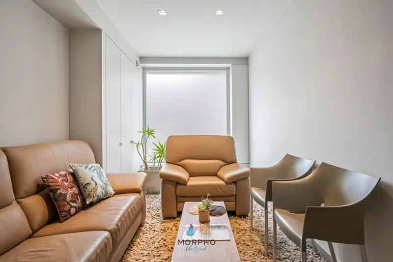 Te Koop: Stijlvol en lichtrijk herenhuis met 5 kamers, zonnige tuin en meerdere parkeerplaatsen in hartje Ruddervoorde