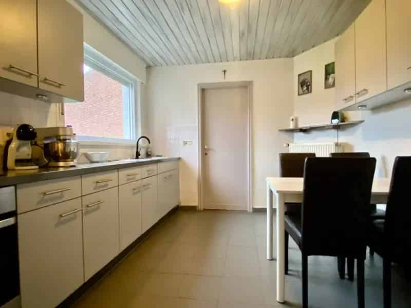Woning in betonstructuur op met mogelijkheden.