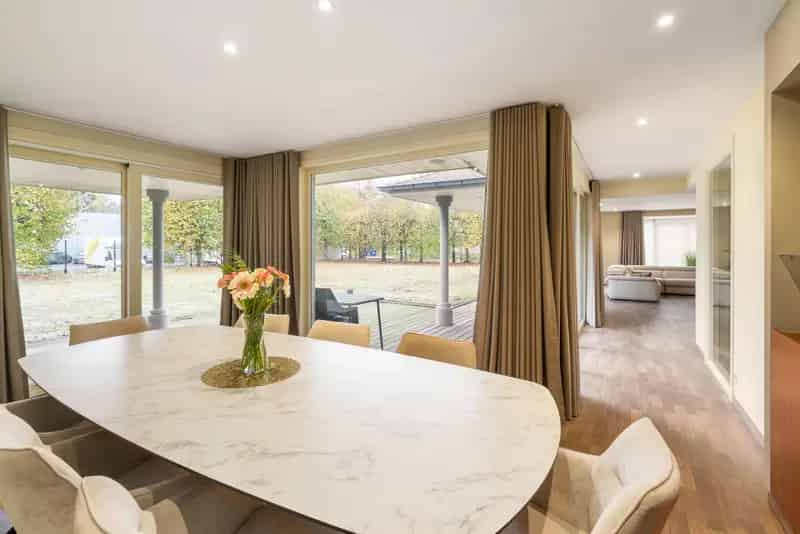 Ben je op zoek naar een exclusieve villa op een strategische ligging in Gavere? Zoek niet verder! Deze villa met een bewoonbare oppervlakte van maar liefst 344 m² heeft alles wat je zoekt. 

Indeling gelijkvloers:
- Inkomhal
- Apart toilet
- Inpandige gar