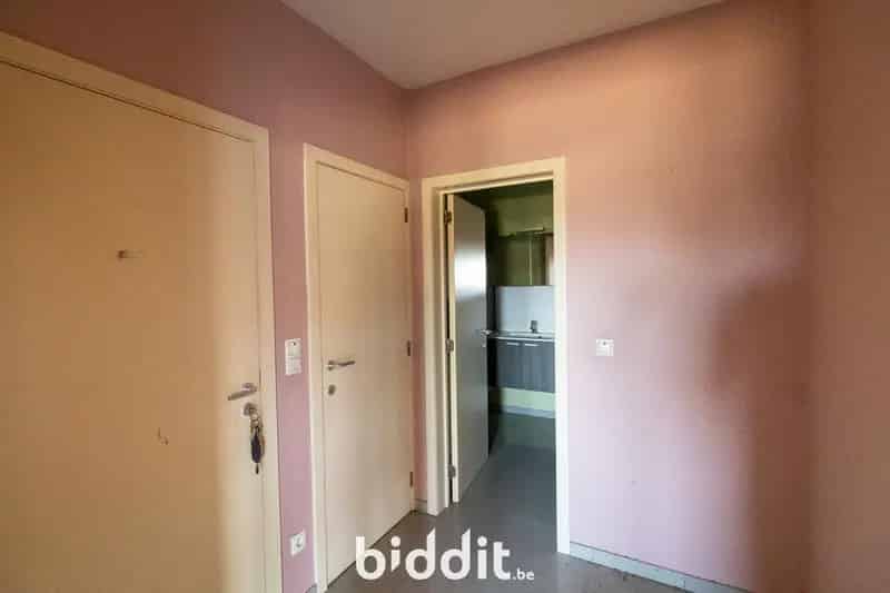 GELIJKVLOERS APPARTEMENT MET TUIN