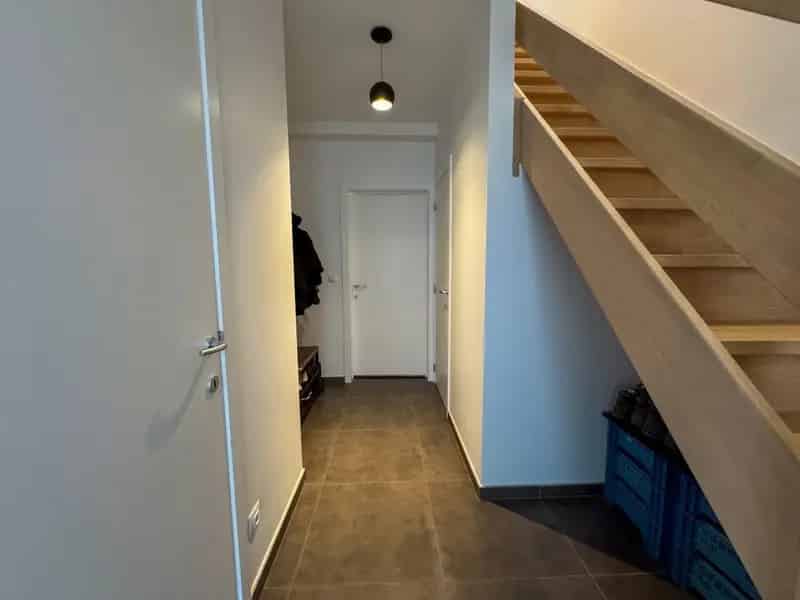 Halfopen woning met 3 slaapkamers, carport en tuin.