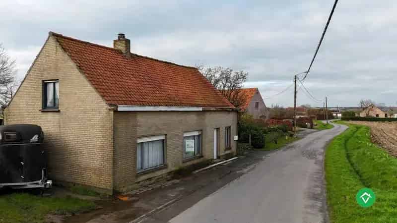 Alleenstaande woning met 4 slaapkamers te Kortemark