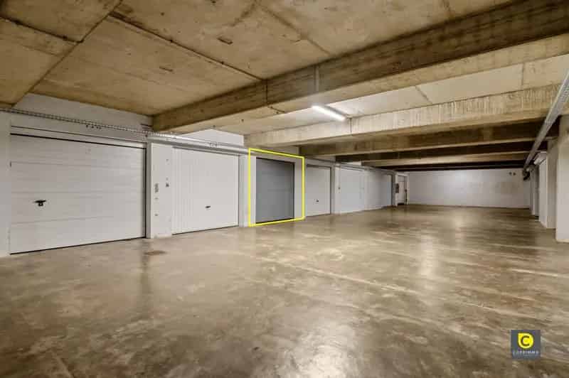 Ondergrondse garagebox met sectionale poort