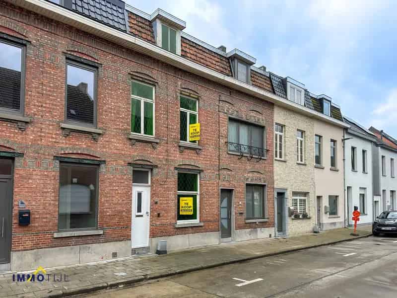 Te renoveren woning met 3 slk, garage en tuin te Hofstade