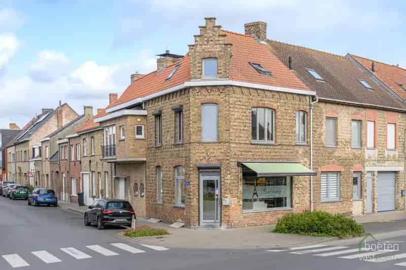Huis te koop Veurne: gerenoveerde hoekwoning met vele mogelijkheden